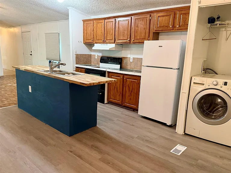 27614 Southland Dr — Photo 3