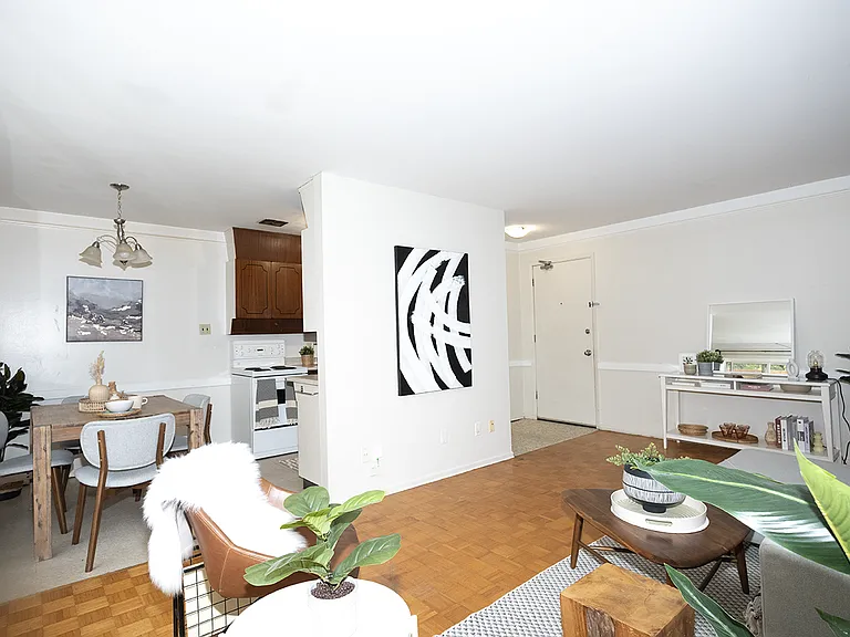 1740 Taylor Ave — Photo 4