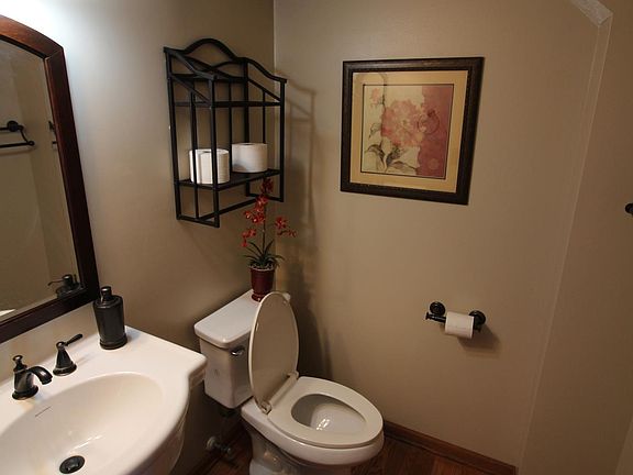 3rd image of 559 Mawyer Dr