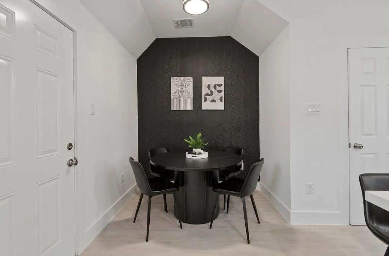 3 bed, 2.5 bath, 1240 sqft, $2,200 — Photo 3