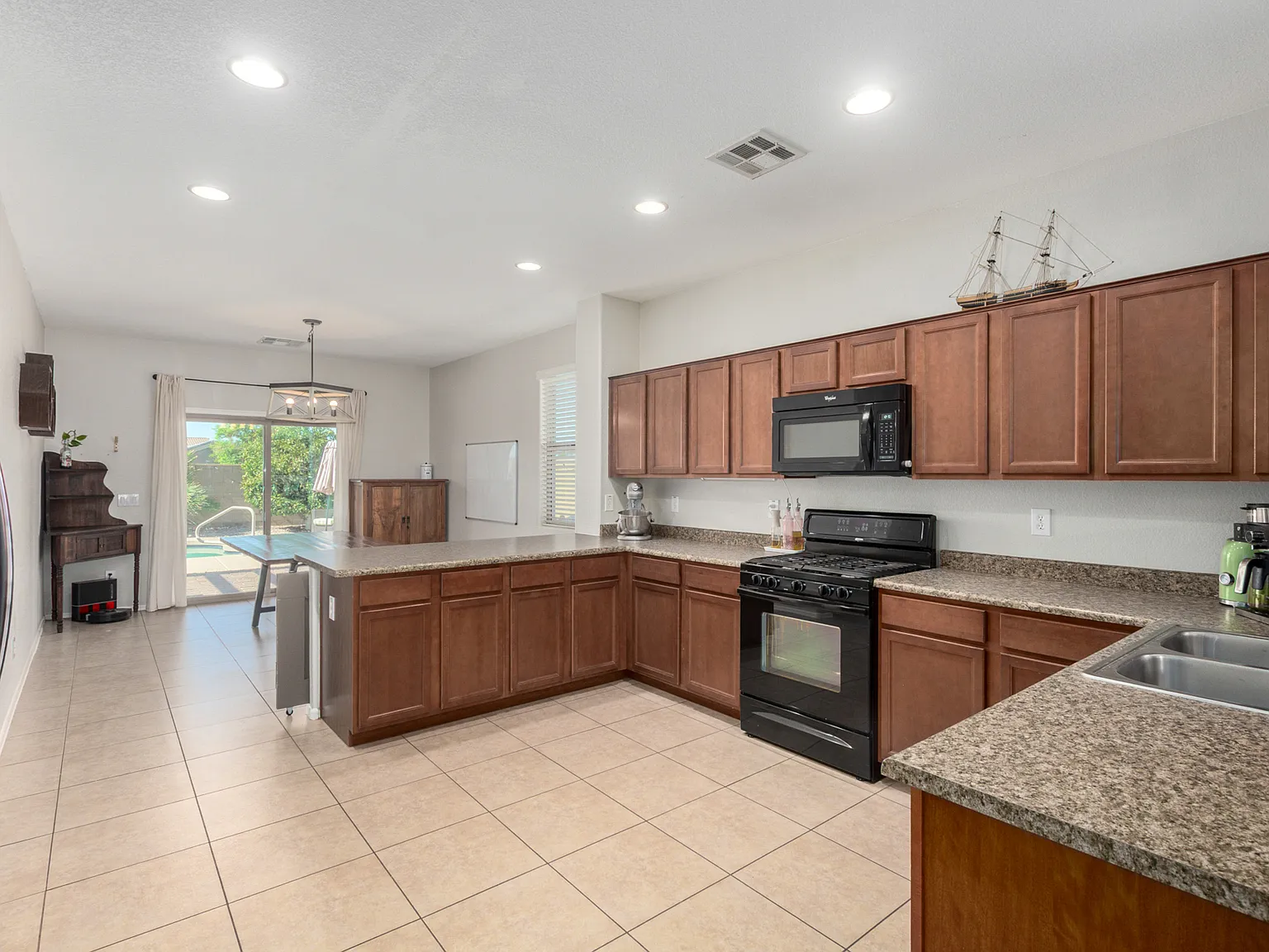 4 bed, 1736 sqft, $2,300 — Photo 3