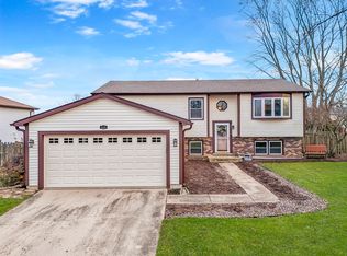 519 Waterford Dr, Lindenhurst, IL 60046