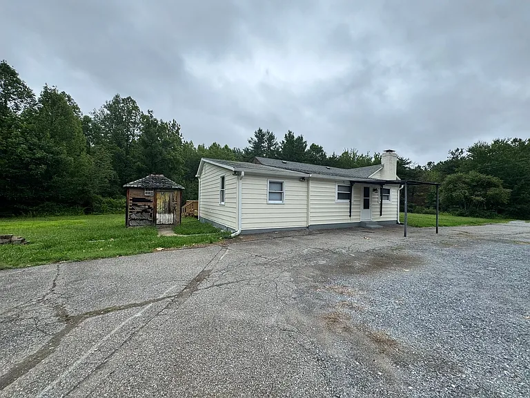 240 Lynbrook Rd — Photo 17
