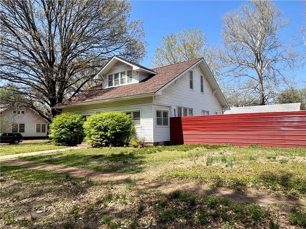 602 E 4th St, Cherryvale, KS 67335