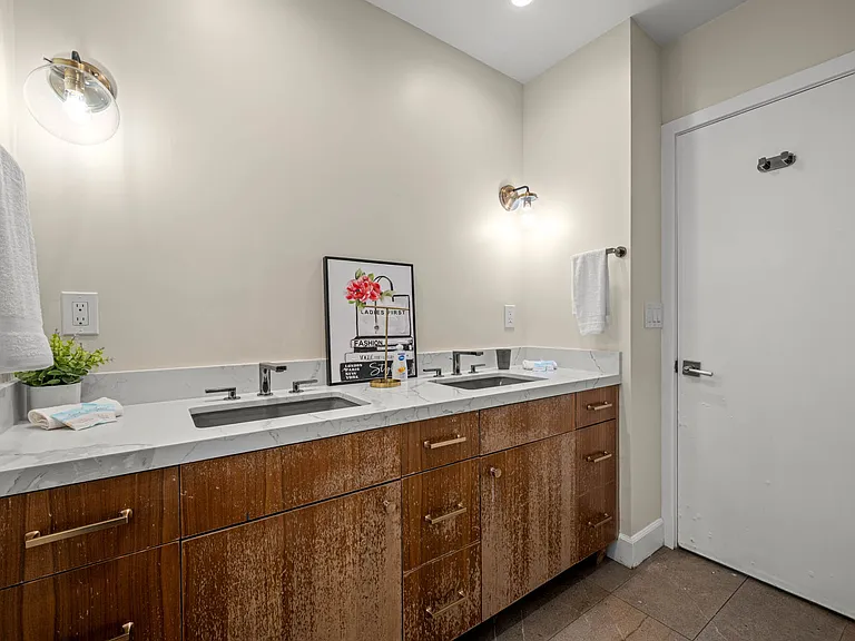 14034 Valerio St — Photo 31