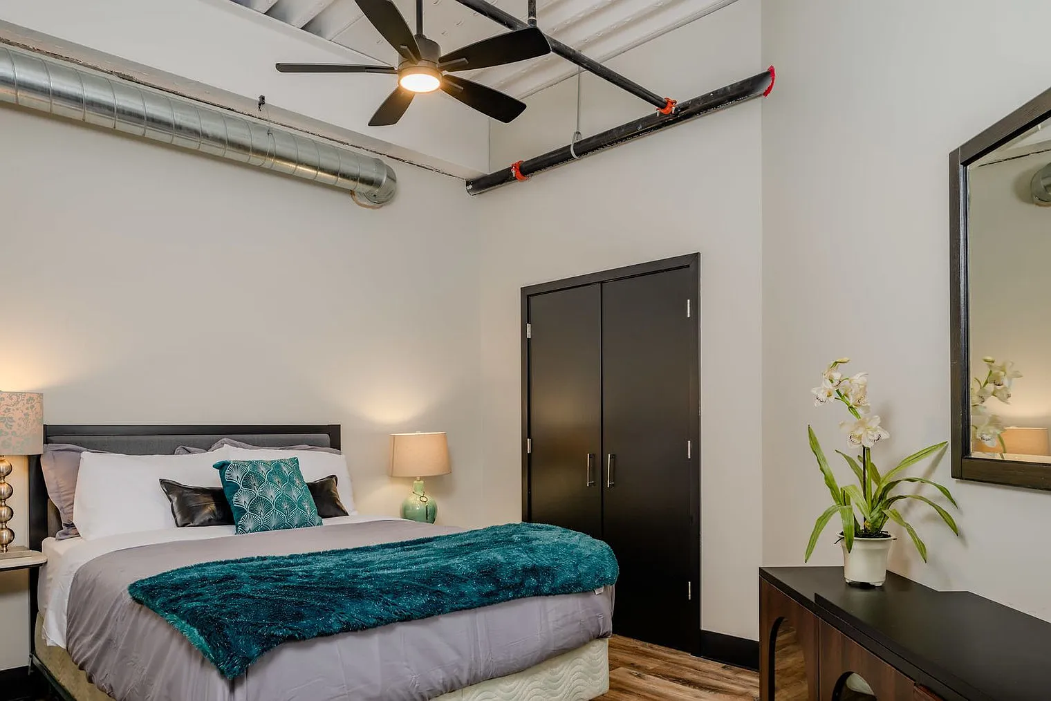 1 bed, 1.0 bath, 796 sqft, $2,942 — Photo 3