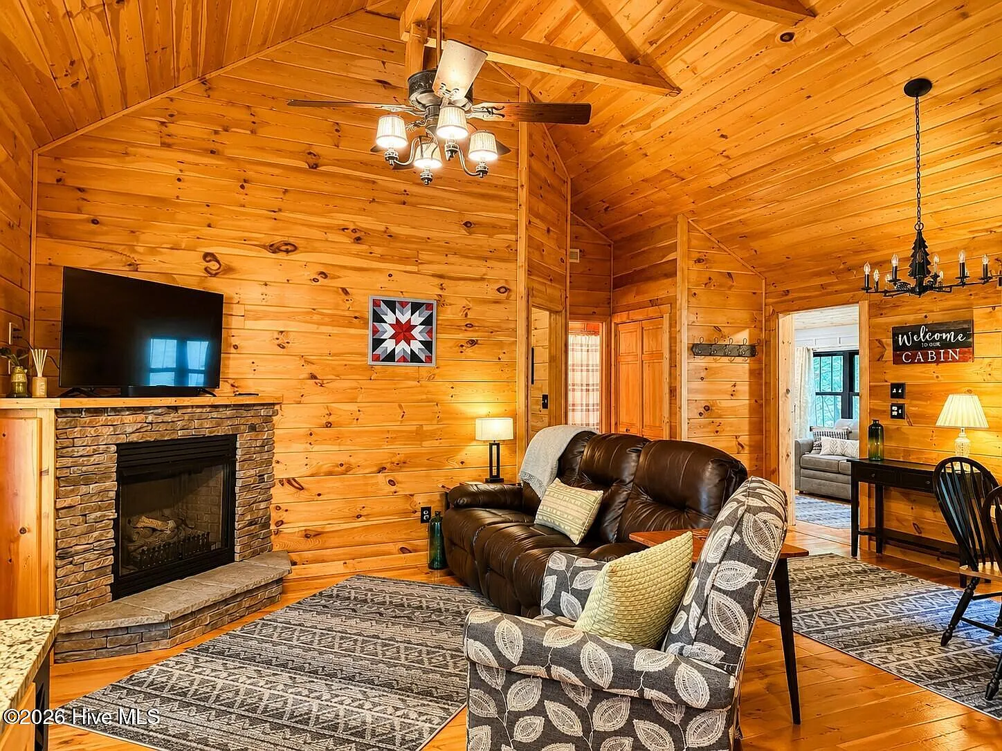 2 bed, 1.0 bath, 840 sqft, $1,600 — Photo 3