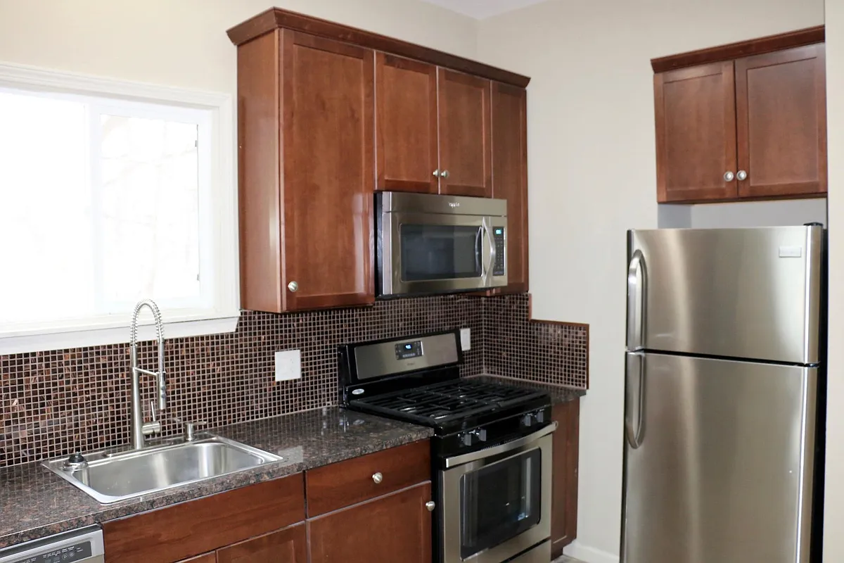 Building Photo - 565 W Delavan Ave #1
