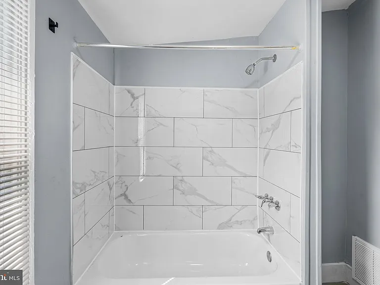 1638 W Juniata St — Photo 11