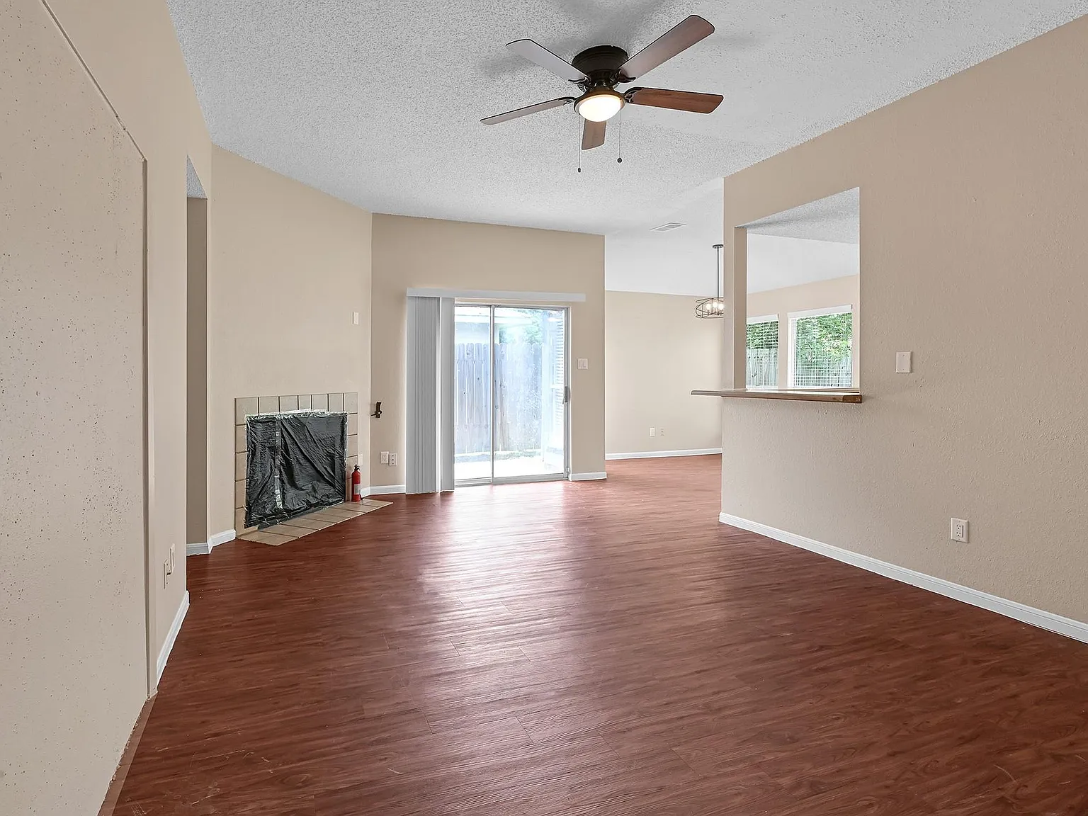 3 bed, 2.0 bath, 1050 sqft, $1,725 — Photo 3
