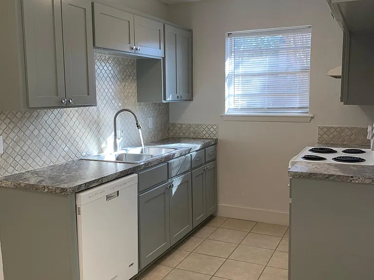 1711 Shely St #C — Photo 3