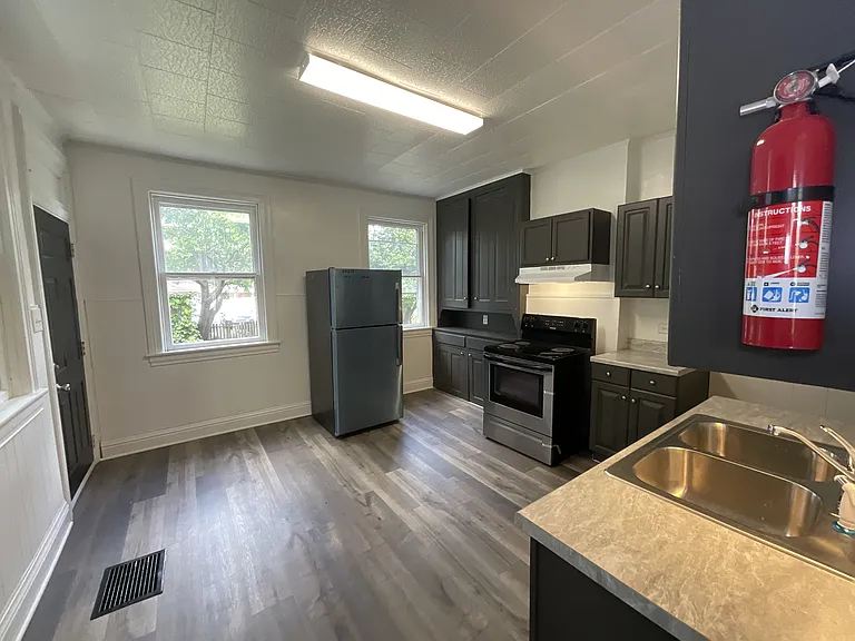 631 Wallace St — Photo 2