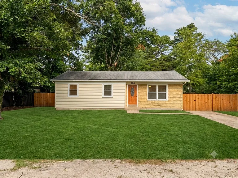 304 Iroquois Trl — Photo 1