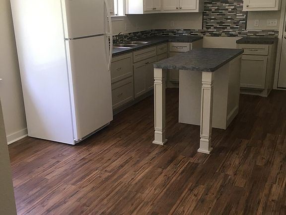 3rd image of 120 Town & Country Ln