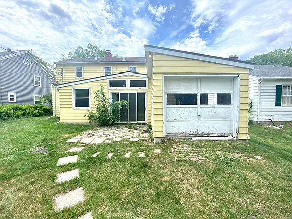 4th image of 1421 University Dr N