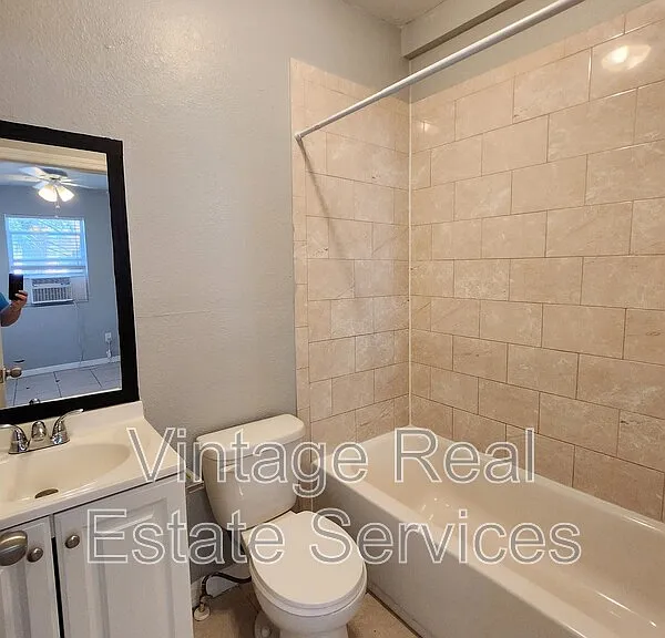 4611 N Hubert Ave #7 — Photo 5