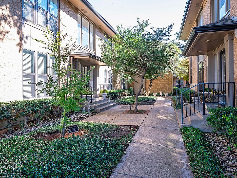 Beautifully landscaped front entrance to the condo.