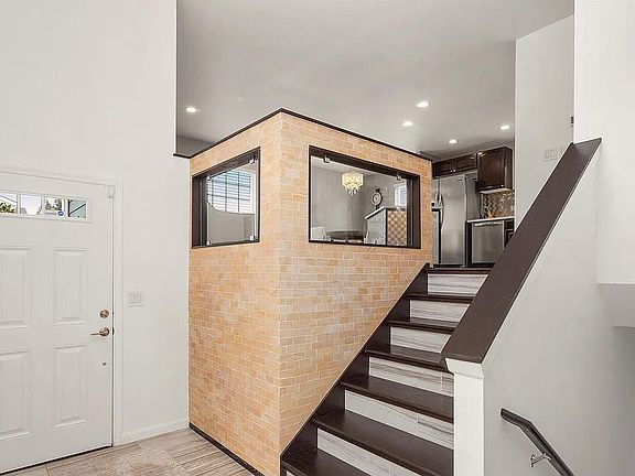 4th image of 525 Queen Ave NE