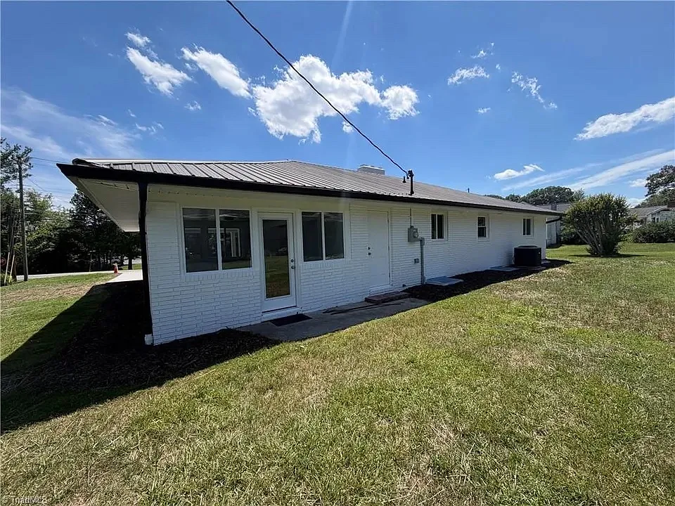 1354 Forrest Dr — Photo 3