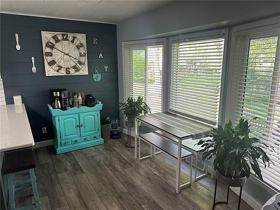 5th image of 211 NE Clubhouse Dr