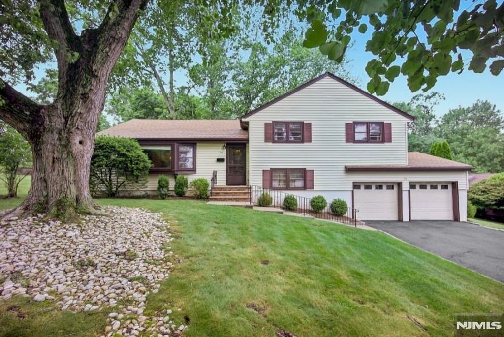 19 Bear Brook Ln, Livingston, NJ - View 4