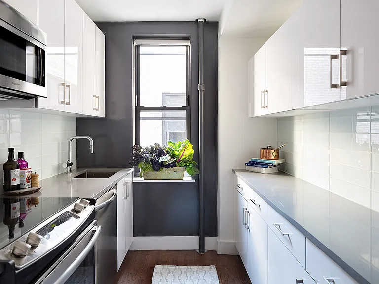 245 W 25th St #E — Photo 4