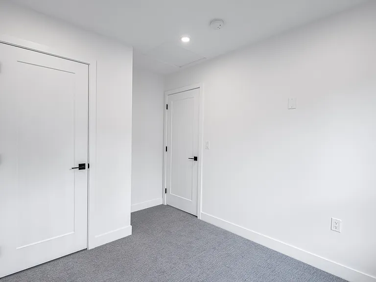 1959 165a St #9 — Photo 14