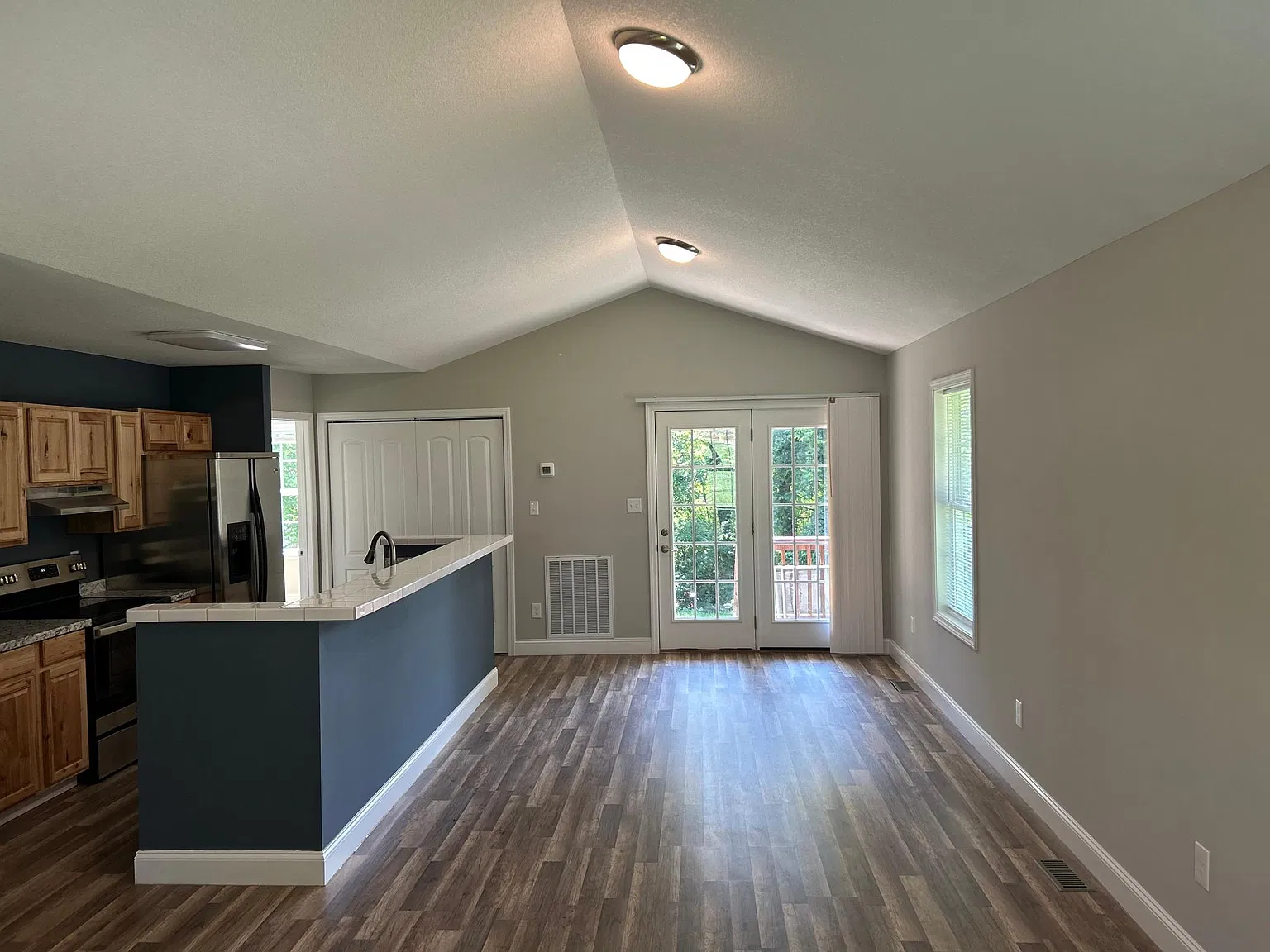 3 bed, 1124 sqft, $2,100 — Photo 4