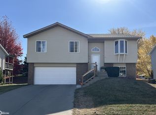908 Mockingbird Dr, Carroll, IA 51401