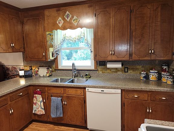 5th image of 528 Henry St