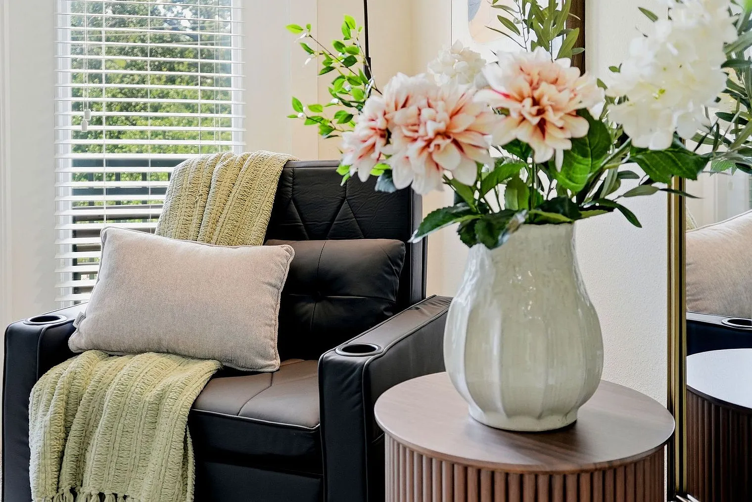 2 bed, 2.0 bath, 1097 sqft, $4,638 — Photo 3