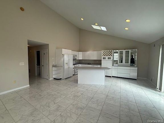 3rd image of 310 Jersey Ave #8