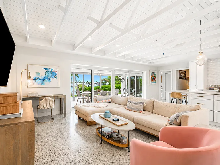 2882 W Vina Del Mar Blvd — Photo 9