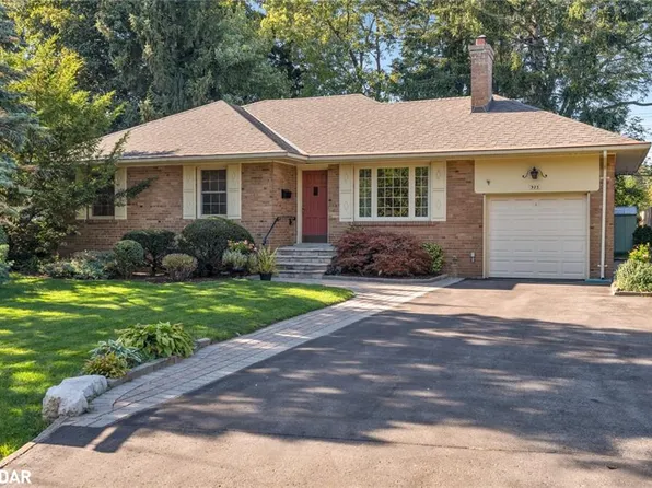 935 Hedge Dr, Mississauga, ON L4Y 1E9