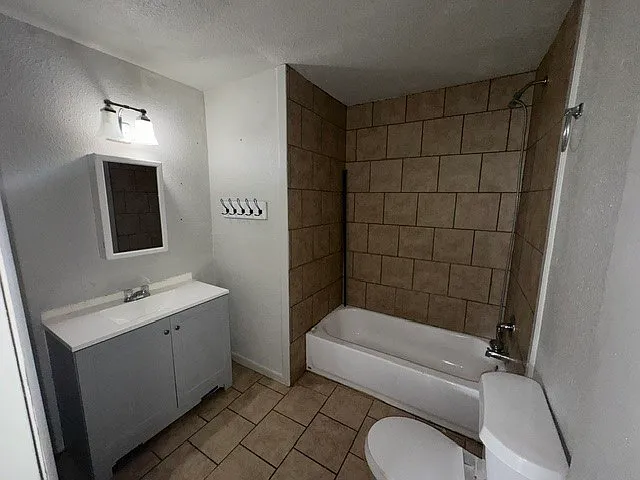 723 W 17th St — Photo 5