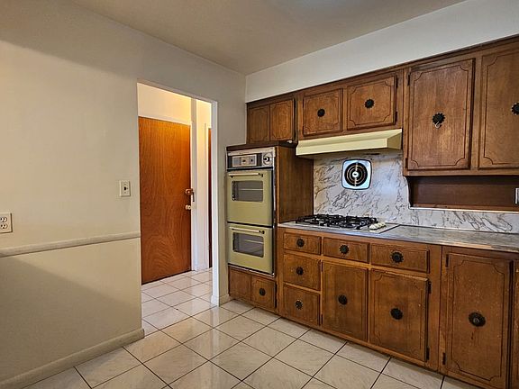 2nd image of 2246 Steinway St #2