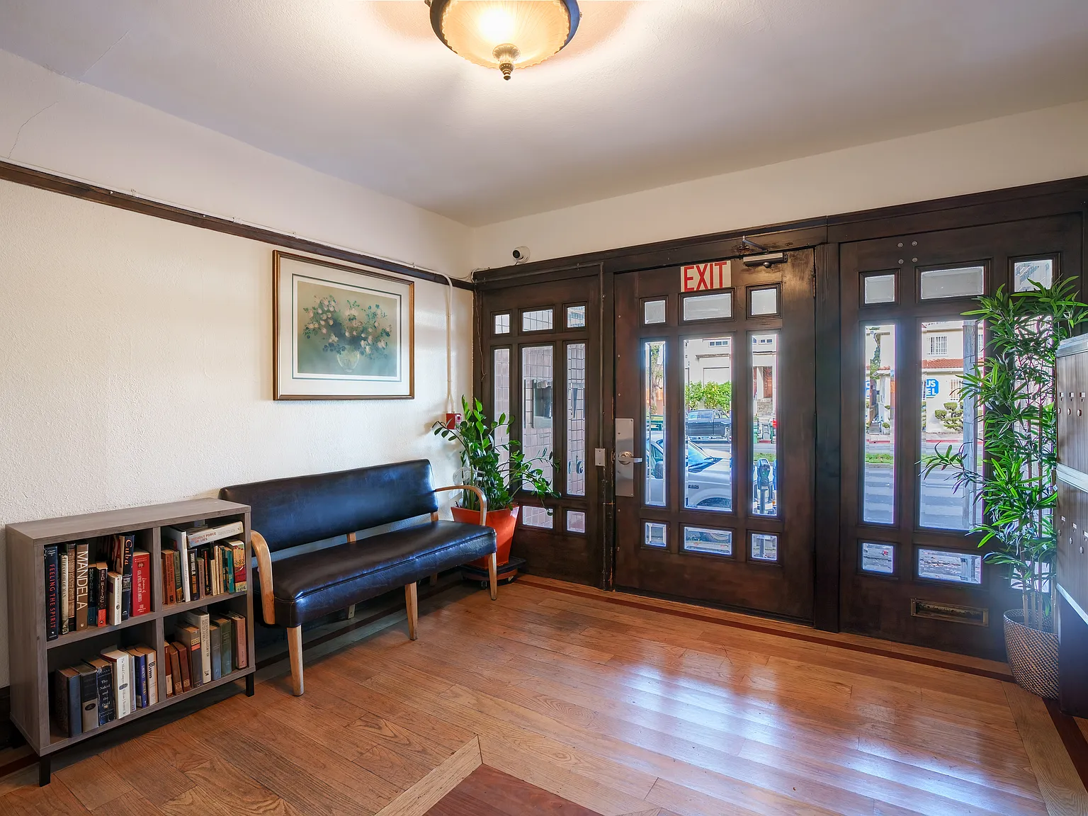 California Apartments — Photo 2