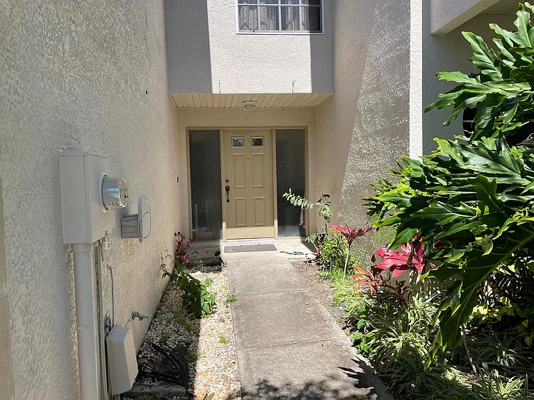 2556 W Brook Ln — Photo 2