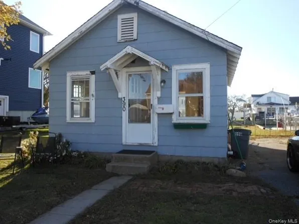 390 East Dr, Copiague, NY 11726