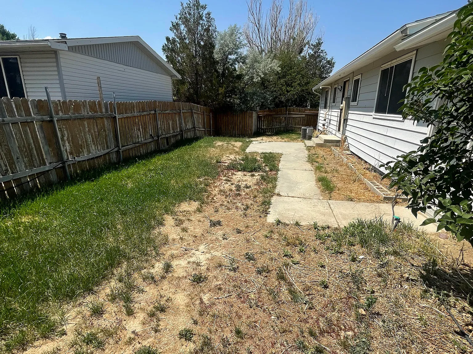 3 bed, 1.5 bath, 2464 sqft, $1,600 — Photo 3