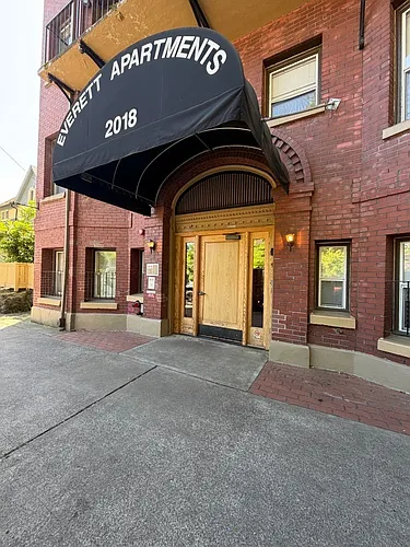 Everett Street Aparments Photo 1