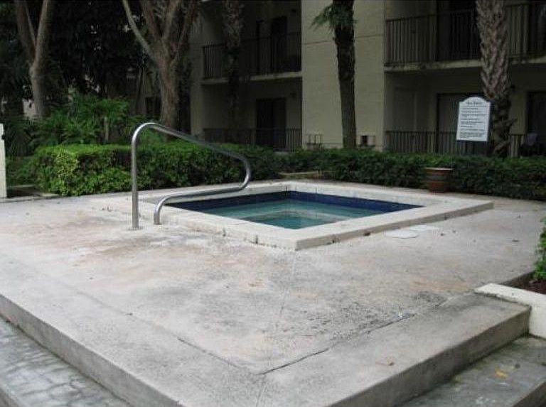2nd image of 640 S Park Rd APT 4-25