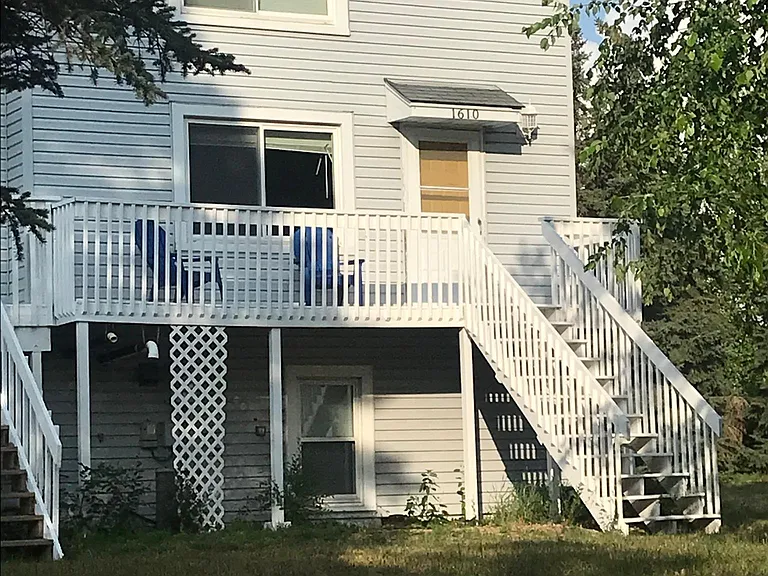 1610 Merrimac Ln N — Photo 3