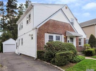 72 Cushing Ave, Williston Park, NY 11596