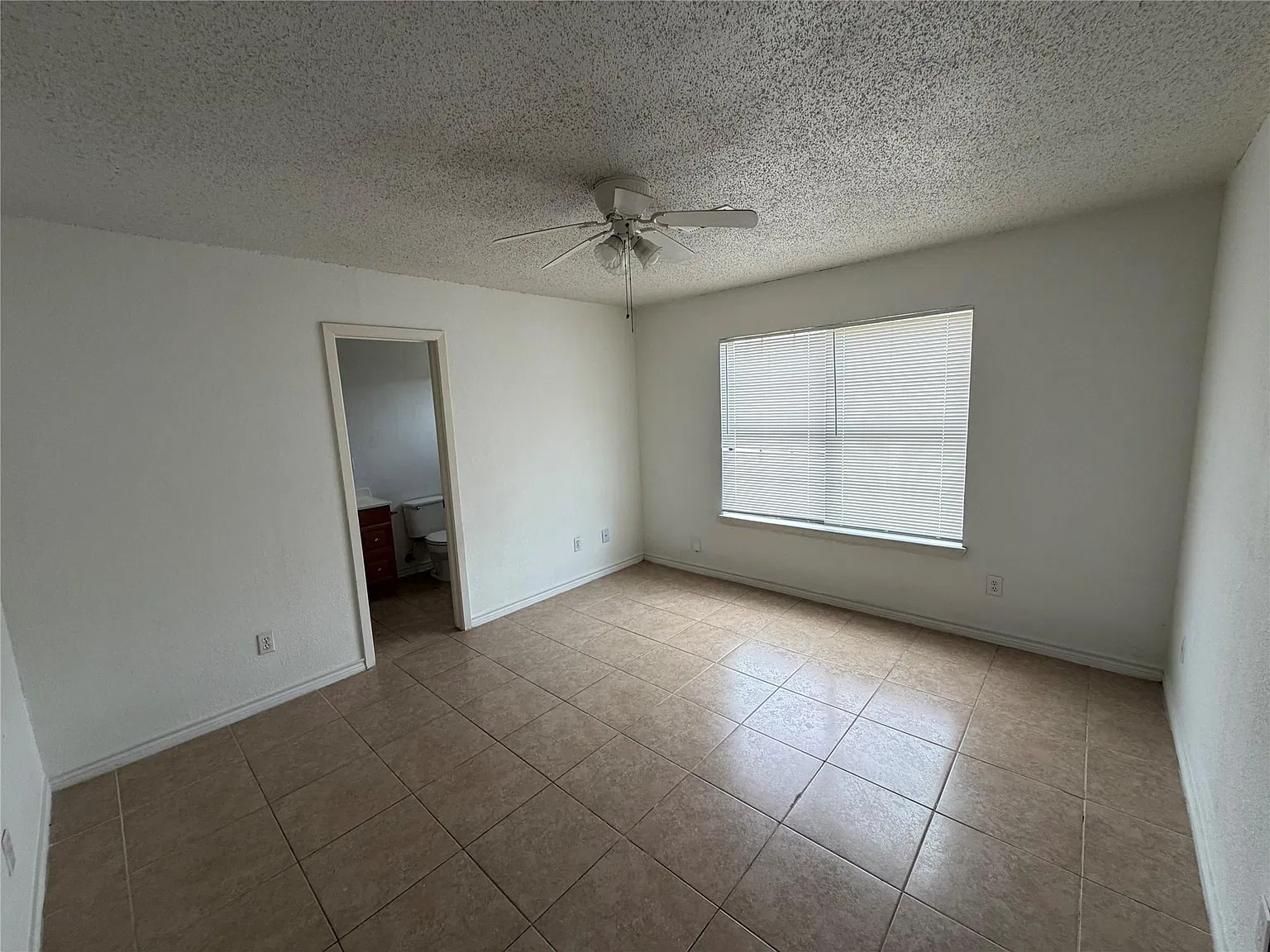 4 bed, 2.0 bath, 1477 sqft, $2,100 — Photo 4