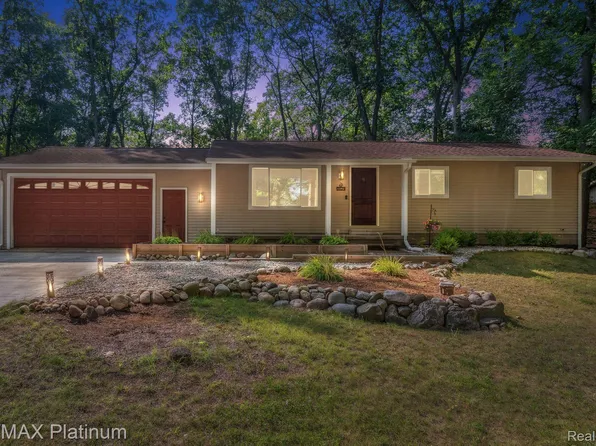 8821 Woodlawn Ave, Clarkston, MI 48348