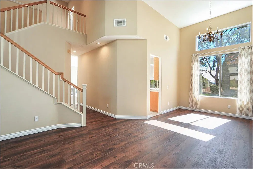 4 bed, 2.5 bath, 1900 sqft, $5,200 — Photo 2
