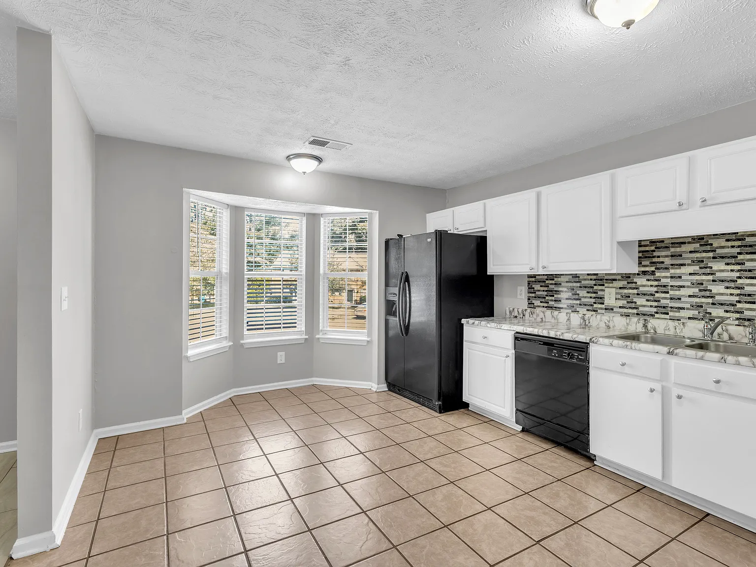 3 bed, 2.5 bath, 1488 sqft, $2,100 — Photo 4