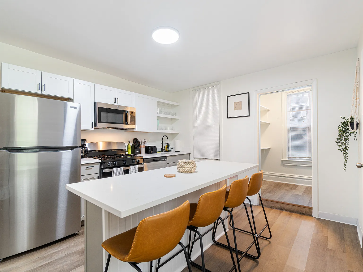 2 bed, 1000 sqft, $1,600 — Photo 2