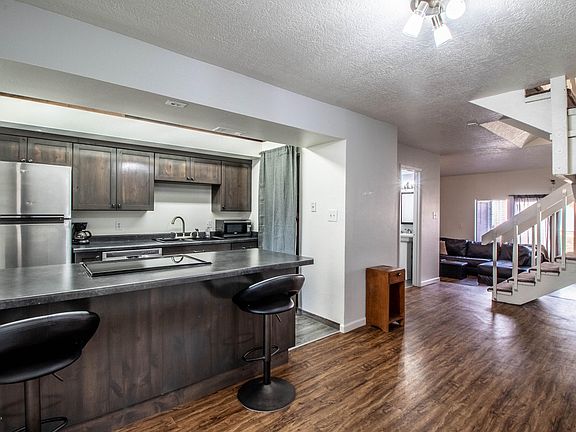 2nd image of 1020 E Navajo St